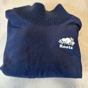 ROOTS cropped turtle neck long sleeve navy blue Lg